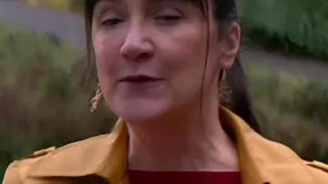 Ellie Harvie Meurtre dans une petite ville Trench-coat en jaune comme on le voit dans Meurtre dans une petite ville