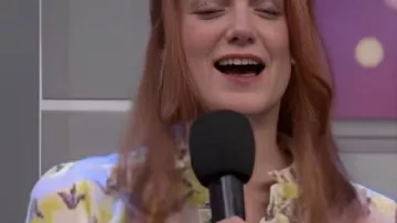 Saturday Night Live S51 Ashley Padilla Blusa estampada (Ashley Padilla) como se ve en Saturday Night Live