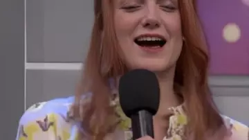 Saturday Night Live S51 Ashley Padilla Blusa estampada (Ashley Padilla) como se ve en Saturday Night Live