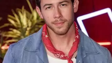 Camisa de mezclilla azul de The Voice usada por (Nick Jonas) como se ve en The Voice (T28)