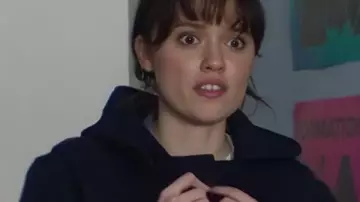 Film Club S01 Aimee Lou Abrigo de madera usado por Evie (Aimee Lou Wood) como se ve en Film Club (S01)