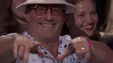 SNL 51 Jon Hamm Blue Graphics Shorts Set comme on le voit dans Saturday Night Live