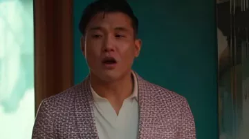 Joel Kim Booster Loot S03 Pink Blazer porté par Nicholas (Joel Kim Booster) comme on le voit dans Loot