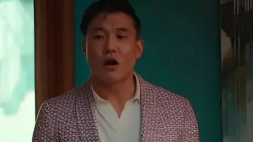 Joel Kim Booster Loot S03 Pink Blazer porté par Nicholas (Joel Kim Booster) comme on le voit dans Loot