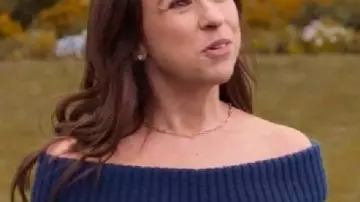 Haul Out the Halloween 2025 Suéter con hombros descubiertos de Lacey Chabert usado por Emily Melrose (Lacey Chabert) en Haul Out the Halloween