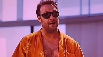 Seth Rogen Robe Orange On Good Fortune portée par Jeff (Seth Rogen) dans Good Fortune