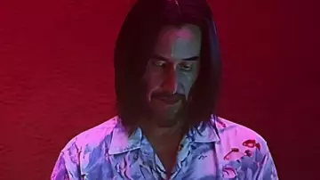 Camisa estampada de peces de Keanu Reeves en Good Fortune usada por Gabriel (Keanu Reeves) en Good Fortune