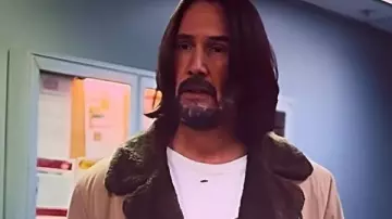 Abrigo de piel sintética Keanu Reeves Good Fortune 2025 usado por Gabriel (Keanu Reeves) en Good Fortune