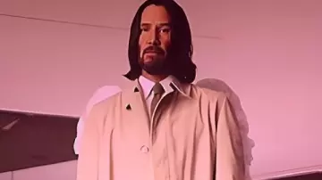 Abrigo Beige Good Fortune 2025 de Keanu Reeves usado por Gabriel (Keanu Reeves) en Good Fortune