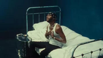 Ralph Lauren Camiseta sin mangas acanalada Pony blanca y azul marino usada por 6lack en 6LACK - Preach [Video musical oficial]