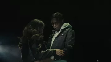 Sudadera con capucha con logotipo de graffiti verde en blanco apagado usada por Lil Tjay en Lil Tjay - Calling My Phone (feat. 6LACK) [Video oficial]