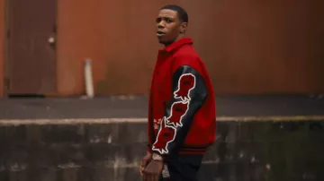 Saint Michael Red Devil Patch Varsity Jacket porté par A Boogie wit da Hoodie in A Boogie Wit da Hoodie - Did Me Wrong (Réalisé par Kai Cenat) [Clip officiel]