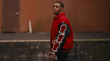 Saint Michael Red Devil Patch Varsity Jacket porté par A Boogie wit da Hoodie in A Boogie Wit da Hoodie - Did Me Wrong (Réalisé par Kai Cenat) [Clip officiel]