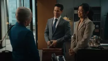 Reformation Bondi Blazer in Tan Houndstooth worn by Sarah Franklin (Leah Lewis) as seen in Matlock (S02E02)