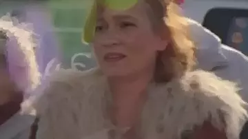 Abrigo de retazos Joanna Higson Brassic S7 usado por Joanna Higson como se ve en Brassic