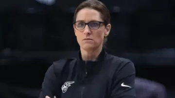 Indiana Fever 2025 La veste portée par Stephanie White dans Stephanie White devient ÉMOUVANTE en parlant de l’équipe « spéciale » de l’Indiana Fever