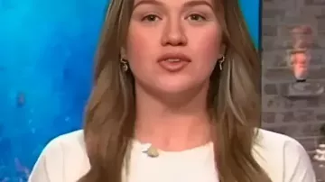Kelly Clarkson Ride Tough Graphic Tee porté par Self - Host (Kelly Clarkson) comme on le voit dans The Kelly Clarkson Show