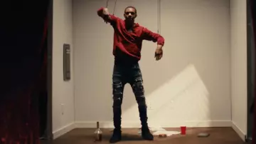 Amiri Dark Grey & Black Bandana Thrasher Jeans porté par A Boogie wit da Hoodie in A Boogie Wit da Hoodie - Did Me Wrong (Réalisé par Kai Cenat) [Clip officiel]