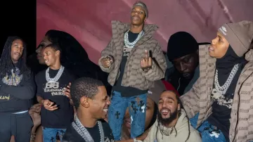 Chrome Hearts Blue Cross Patch Fleurknee Jeans porté par A Boogie wit da Hoodie in A Boogie Wit da Hoodie - Water / Money Conversations [Clip Officiel]