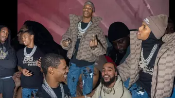 Balenciaga Black Bleached BB T Shirt porté par A Boogie wit da Hoodie en A Boogie Wit da Hoodie - Water / Money Conversations [Clip Officiel]