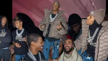 Balenciaga Veste en duvet BB-Monogram beige portée par A Boogie wit da Hoodie en A Boogie Wit da Hoodie - Water / Money Conversations [Clip Officiel]