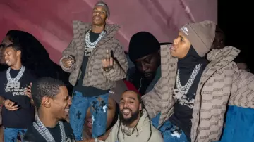 Bonnet Balenciaga Brown 3B Sports Icon porté par A Boogie wit da Hoodie dans A Boogie Wit da Hoodie - Water / Money Conversations [Clip Officiel]