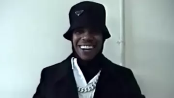 Chapeau bob Prada Black Nylon Triangle Logo porté par A Boogie wit da Hoodie dans A Boogie Wit da Hoodie - Water / Money Conversations [Clip Officiel]