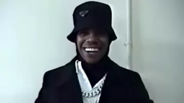 Chapeau bob Prada Black Nylon Triangle Logo porté par A Boogie wit da Hoodie dans A Boogie Wit da Hoodie - Water / Money Conversations [Clip Officiel]