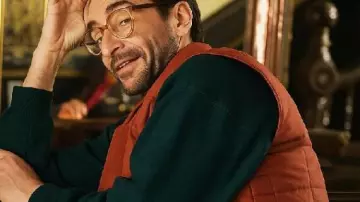 Chaleco de latón usado por (Joe Gilgun) como se ve en Brassic (S06E07)