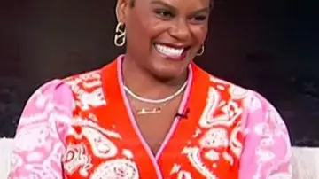 Cárdigan de cachemira rojo de Access Hollywood usado por Tabitha Brown como se ve en Access Hollyood Live