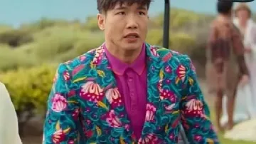 Butin S03 Joel Kim Booster Costume floral porté par Nicholas (Joel Kim Booster) dans Loot