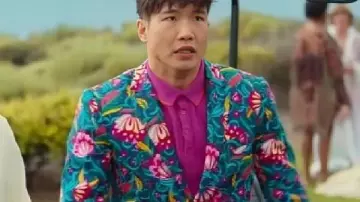 Butin S03 Joel Kim Booster Costume floral porté par Nicholas (Joel Kim Booster) dans Loot