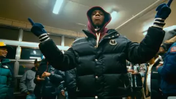Ralph Lauren Navy American Flag Knit Gloves porté par A Boogie wit da Hoodie in A Boogie Wit da Hoodie - Water / Money Conversations [Official Music Video]