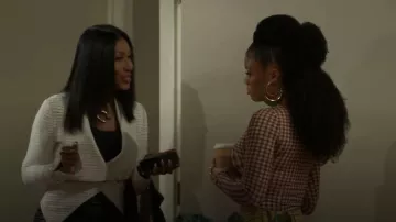 Guess Shayna Drape Chaqueta de cuero usada por Dana "Leslie" Thomas (Trisha Mann) como se ve en Más allá de las puertas (S01E144)