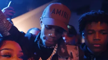 Amiri Brown Stencil Logo Trucker Hat porté par A Boogie wit da Hoodie à Aden Dinero - One Night (feat. A Boogie Wit da Hoodie) [Clip officiel]