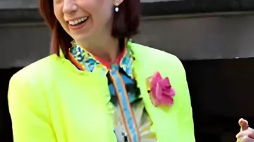 Carrie Preston Elsbeth S3 Chaqueta verde neón usada por Elsbeth Tascioni (Carrie Preston) en Elsbeth