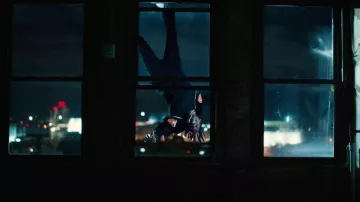 Chaqueta bomber de terciopelo OW en blanco roto, verde y naranja usada por Flipp Dinero en Flipp Dinero ft. A Boogie Wit Da Hoodie - No No No (Video Musical Oficial)