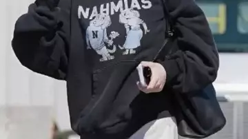 Sudadera con capucha negra Caitlin Clark Nahmias Mascot