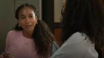 Lulus Cuddly Contentment Pull court en tricot torsadé rose clair porté par (Najah Jackson) comme on le voit dans Beyond the Gates (S01E149)