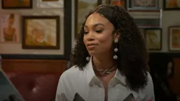 Gargantilla de tenis con arco de diamante de autorretrato usada por Chelsea Hamilton (RhonniRose Mantilla) como se ve en Más allá de las puertas (S01E149)