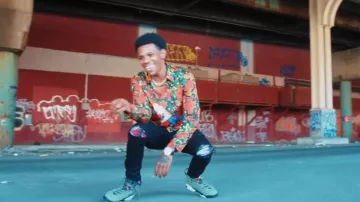 Amiri Black & Red Watercolor MX1 Jeans porté par A Boogie wit da Hoodie in A Boogie Wit da Hoodie, Don Q & Trap Manny - Vroom Vroom [Official Music Video]