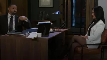 Mini-jupe en tweed Generation Love Daphne portée par Caroline Lee (Ellie Wang) comme on le voit dans Beyond the Gates (S01E151)