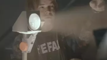 The Fall T-Shirt of Jonathan Byers (Charlie Heaton) in Stranger Things (S05)