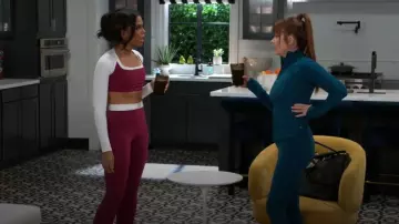 Athleta Salutation Stash High Rise Double Up Lift Legging usado por Dani Dupree (Karla Cheatham Mosley) como se ve en Beyond the Gates (S01E152)