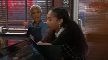 Alice + Olivia Ellis Mini-robe à carreaux portée par Samantha (Najah Jackson) comme on le voit dans Beyond the Gates (S01E152)