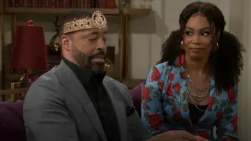 Blazer de satén Akira Dozen Roses usado por Chelsea Hamilton (RhonniRose Mantilla) como se ve en Beyond the Gates (S01E152)