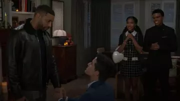 Un nouveau jour Pearl Heart Minaudière Sac à main porté par Samantha Richardson (Najah Jackson) comme on le voit dans Beyond the Gates (S01E152)