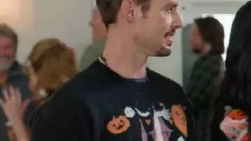 Haul Out the Halloween Haunted Halloween Sweater usado por Marvin (Daniel Kountz) como se ve en Haul Out the Halloween