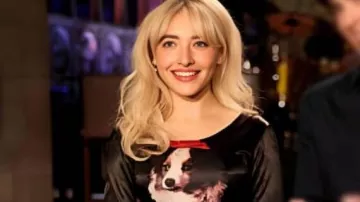 Vestido estampado de perro de Saturday Night Live usado por (Sabrina Carpenter) como se ve en Saturday Night Live (S50E13)