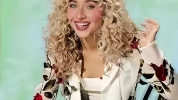 Abrigo largo estampado floral de Saturday Night Live usado por Sabrina Carpenter como se ve en Saturday Night Live